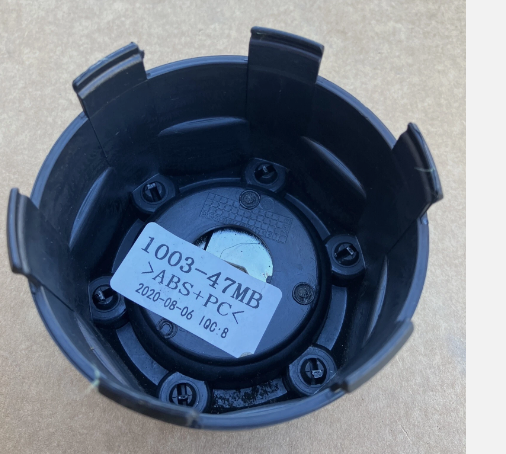 Snap-in mounting tabs on Fuel 1003-47MB wheel center cap